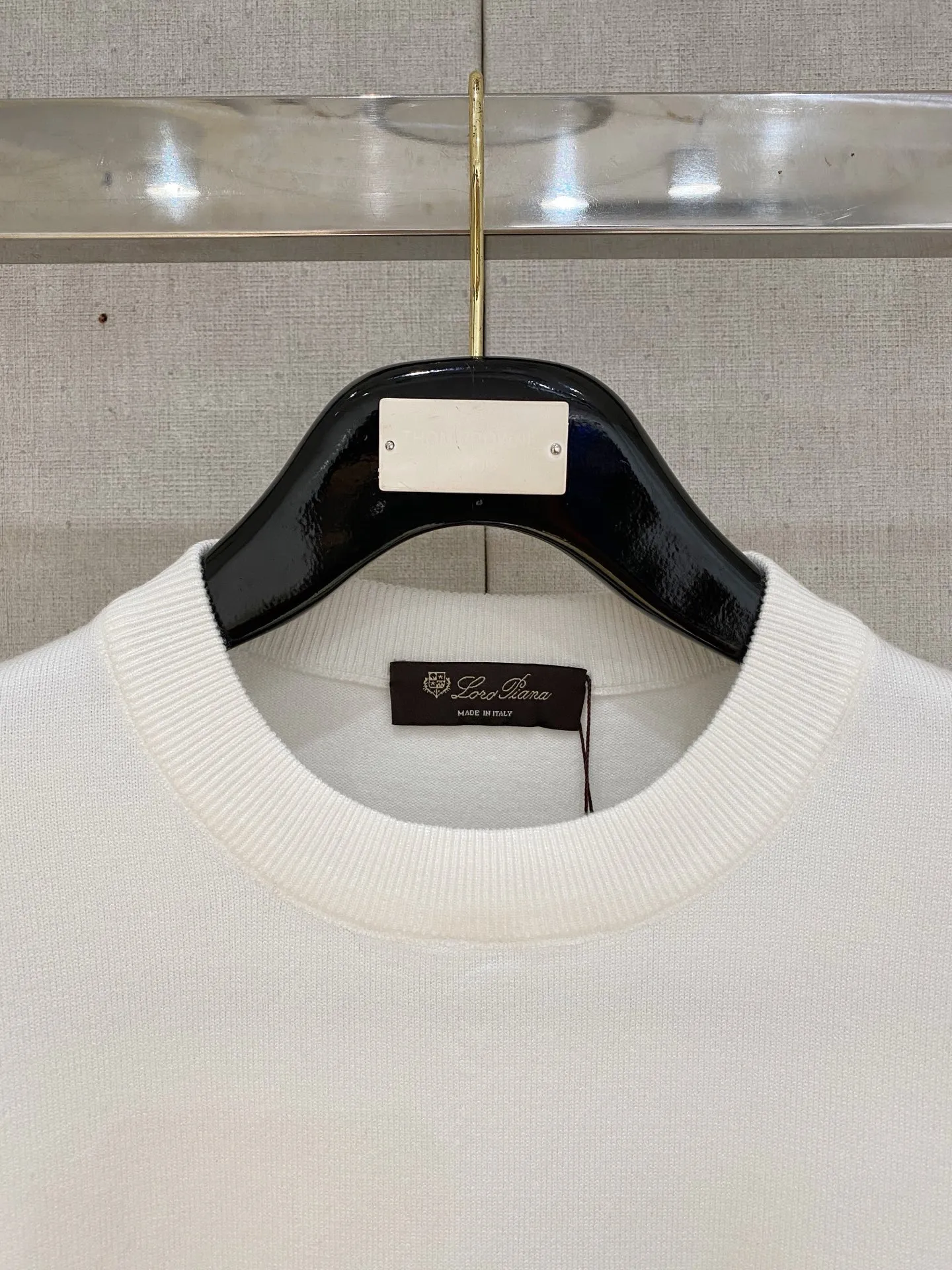 , LP Exquisite logo crew neck sweater Premium wool blended sweater Men's and women's Premium customized products Series Affiliated to the brand's Premium main line Patented top yarn blending Interprets conventional styles with innovation. The configuration of the fabric is subversive. The details are remarkable. The most anticipated sweater in autumn and winter. Full sense of luxury. The brand is designated by Zhejiang and factory is flowed out. Super cost-effective. The quality of Meri wool yarn is excellent. It feels super soft, delicate, soft, non-pilling and does not deform. It is available at all major counters at the same time. It is a must-have product every year. The product seems simple, the workmanship is extremely complicated, and the upper body is not picky. The upper body is extremely skin-friendly and comfortable. It can be worn close to the body with an outer jacket or alone (three standards are complete). Color: Black White Sizes: M L XL 2XL 3XL